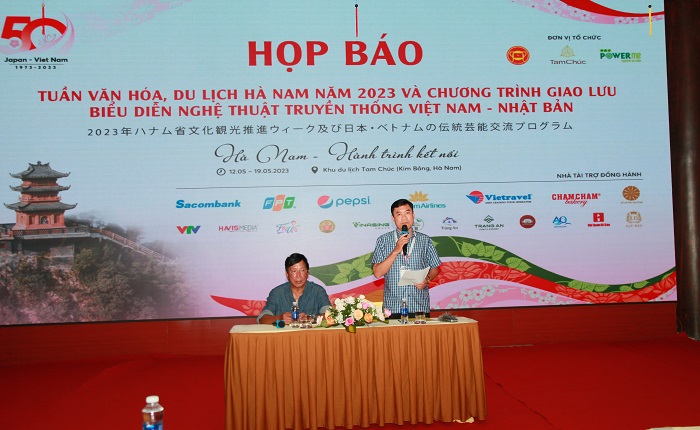 Phó Giám đốc Sở VHTTDL Hà Nam Ngô Thanh Tuân thông tin tại họp báo (ảnh; Việt Hùng)